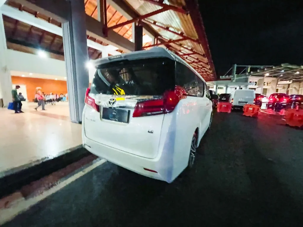 Toyota Alphard at the Ngurah Rai airport pickup area