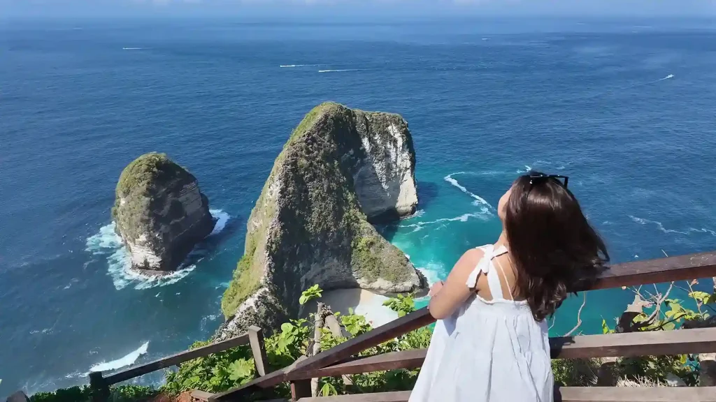 Kelingking Beach cliff and turquoise water at Nusa Penida, Bali