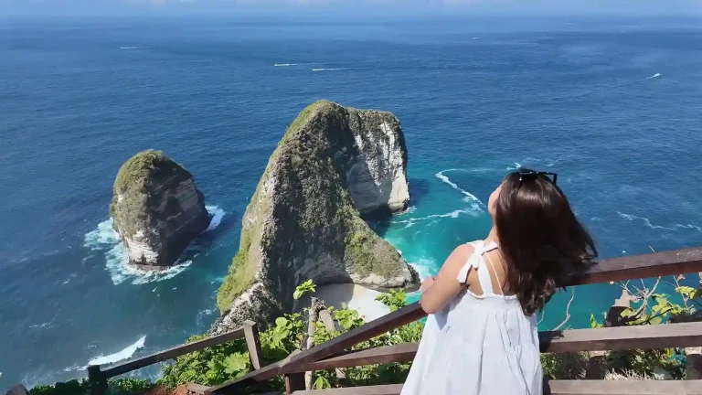 Kelingking Beach cliff and turquoise water at Nusa Penida, Bali